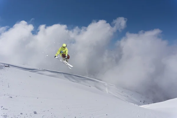 山の上で空飛ぶスキーヤー。極端なスポーツ. — ストック写真