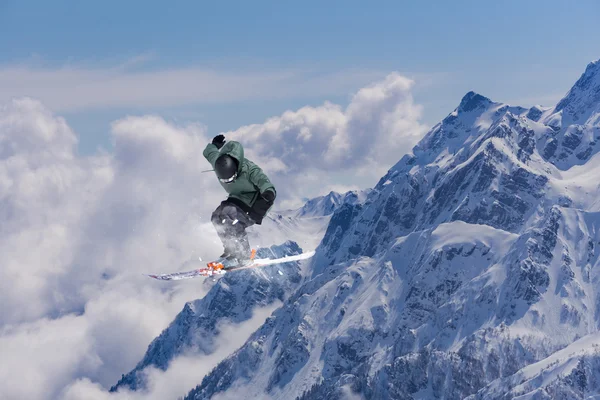 Flygande skidåkare på fjället. Extrem sport. — Stockfoto