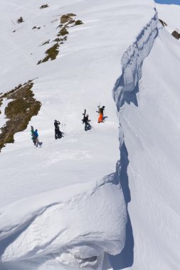 Yokuş yukarı freeride için yürüyüş snowboard