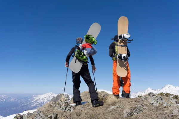 Snowboarders που στέκεται στην κορυφή ενός βουνού — Φωτογραφία Αρχείου