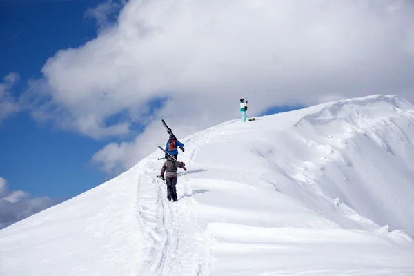 Les skieurs escaladent une montagne enneigée — Photo
