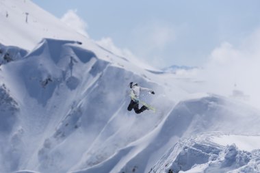 Dağlarda uçan snowboardcu. Sıra dışı spor.