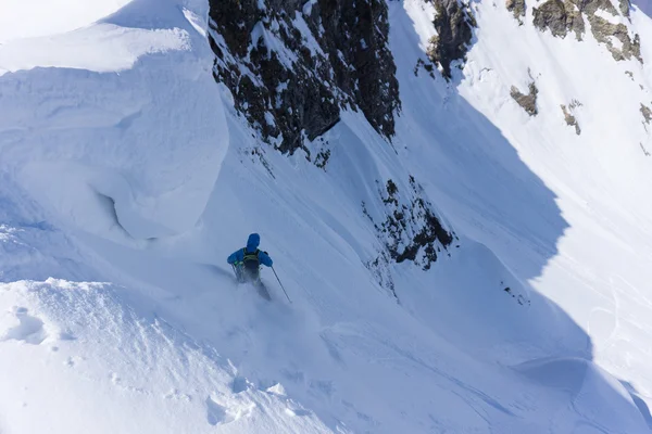 Skiër in diepe poeder, extreme freeride — Stockfoto