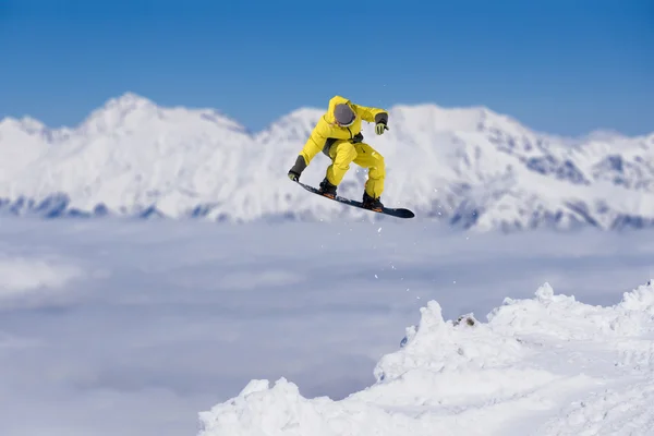 Um snowboarder voador nas montanhas. Desporto extremo. — Fotografia de Stock