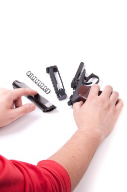 Demonte silah ve eller, izole