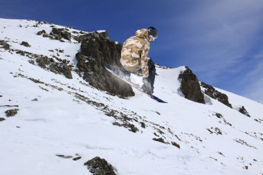Dağlarda uçan snowboardcu. Sıra dışı spor.