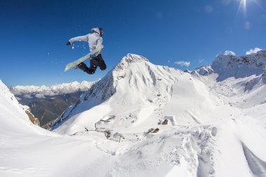 Dağlarda uçan snowboardcu. Sıra dışı spor.