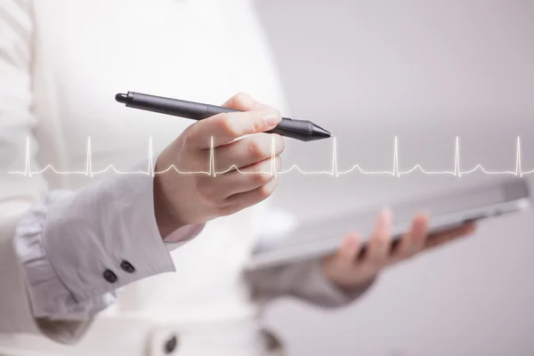 Doctor woman drawing cardiogram — Stock Photo, Image