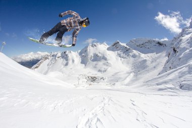 Dağlarda uçan snowboardcu. Sıra dışı spor.