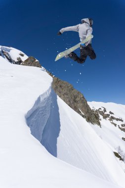 Dağlarda uçan snowboardcu. Sıra dışı spor.