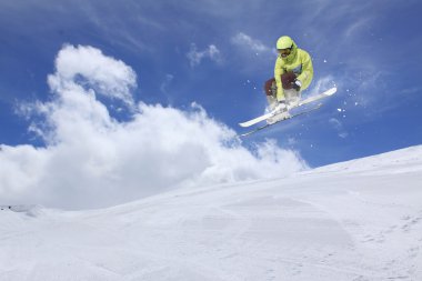 Dağlarda uçan kayakçı. Sıra dışı spor.