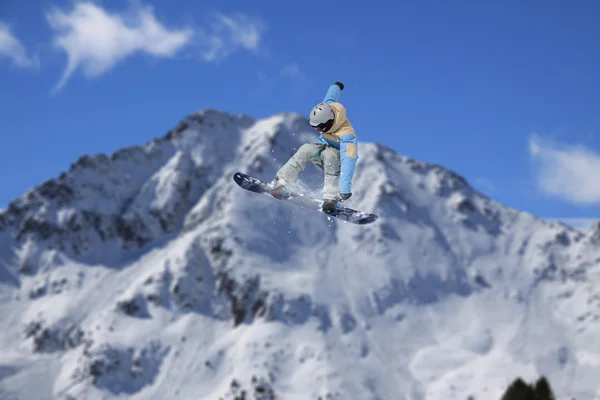 Snowboarder volant sur les montagnes. Sport extrême. — Photo