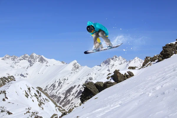 Volando snowboarder en las montañas. Deporte extremo. — Foto de Stock