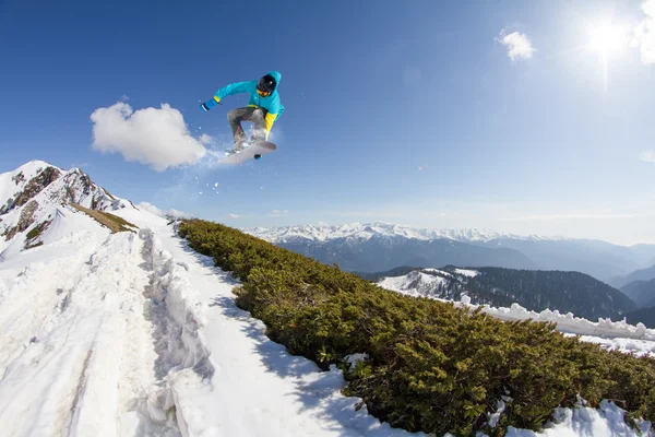 Létající snowboardista na horách. Extrémní sport. — Stock fotografie