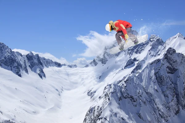 Snowboarder volant sur les montagnes. Sport extrême. — Photo