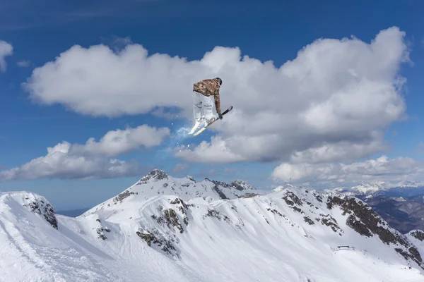 Létající lyžař na horách. Extrémní sport. — Stock fotografie