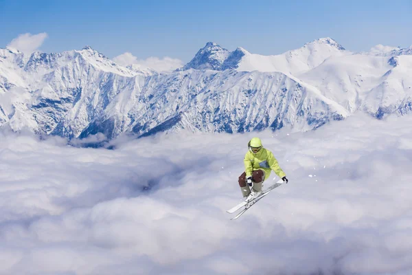 Vliegende skiër op de bergen. Extreme sport. — Stockfoto