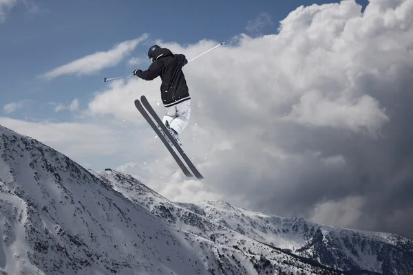 Flying skier on mountains. Extreme sport. — Stock Photo, Image