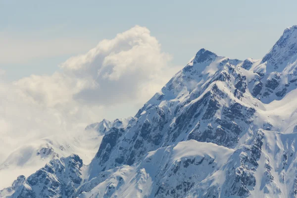 Visa på bergen och blå himmel ovanför molnen, Krasnaya Polyana, Sochi, Ryssland — Stockfoto