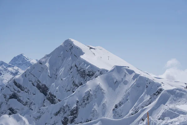 Bergstoppen och blå himmel — Stockfoto