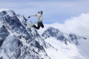 Dağlarda uçan snowboardcu. Sıra dışı spor.