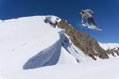 Dağlarda uçan snowboardcu. Sıra dışı spor.