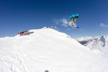 Dağlarda uçan snowboardcu. Sıra dışı spor.