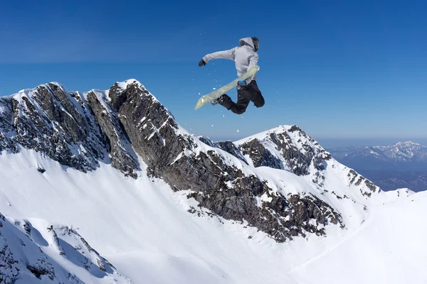 Flying snowboarder on mountains. Extreme sport. — Stock Photo, Image