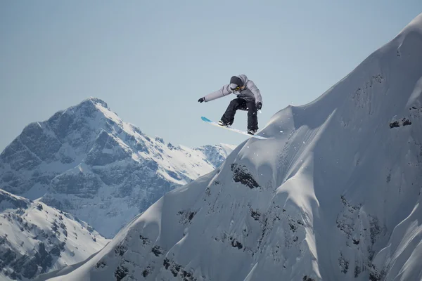 Latający snowboardzista w górach. Sporty ekstremalne. — Zdjęcie stockowe