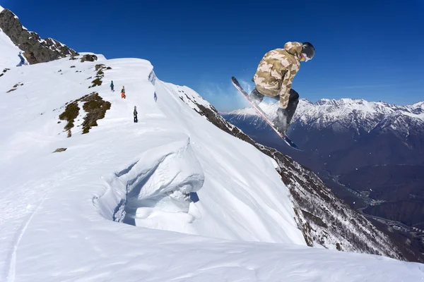 Latający snowboardzista w górach. Sporty ekstremalne. — Zdjęcie stockowe