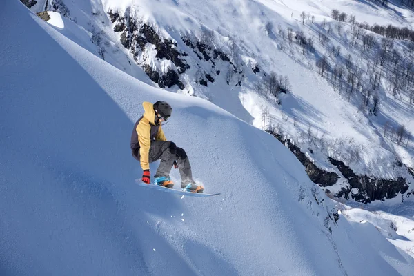 Fliegender Snowboarder auf den Bergen. Extremsport. — Stockfoto