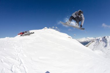 Dağlarda uçan snowboardcu. Sıra dışı spor.