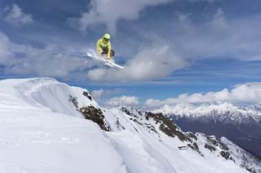 Dağlarda uçan kayakçı. Sıra dışı spor.