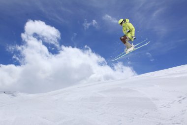 Dağlarda uçan kayakçı. Sıra dışı spor.