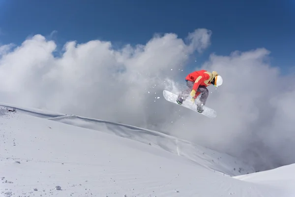 Volando snowboarder en las montañas. Deporte extremo. —  Fotos de Stock