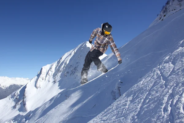 Flying snowboarder on mountains. Extreme sport. — Stock Photo, Image