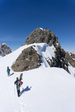 Yokuş yukarı freeride için yürüyüş snowboard