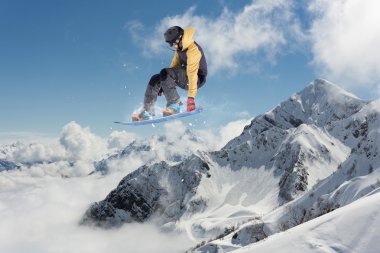 Dağlarda uçan snowboardcu. Sıra dışı spor.