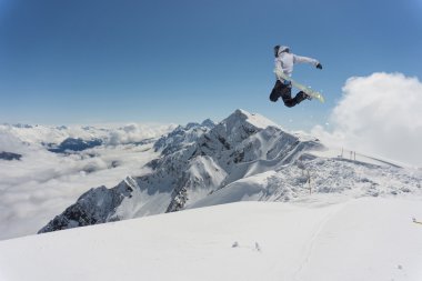 Dağlarda uçan snowboardcu. Sıra dışı spor.