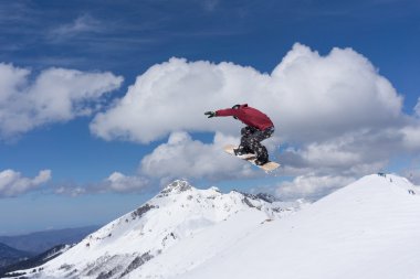 Dağlarda uçan snowboardcu. Sıra dışı spor.