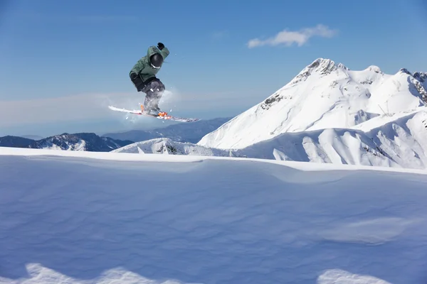 Fliegender Skifahrer auf den Bergen. Extremsport. — Stockfoto