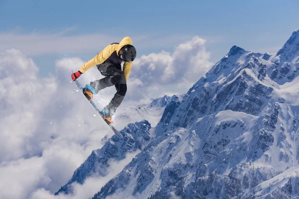 Snowboarder volante sulle montagne. Sport estremi. — Foto Stock