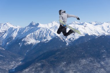 Dağlarda uçan snowboardcu. Sıra dışı spor.