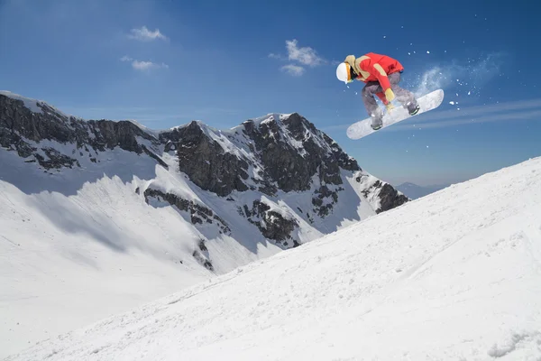 Létající snowboardista na horách. Extrémní sport. — Stock fotografie