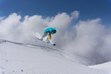 Dağlarda uçan snowboardcu. Sıra dışı spor.