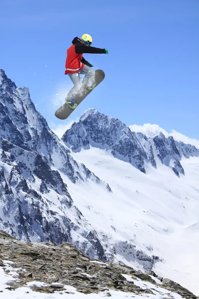 Volando snowboarder en las montañas. Deporte extremo. — Foto de Stock