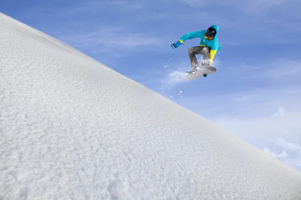 Repülő snowboardos a hegyekben. Extrém sport. — Stock Fotó