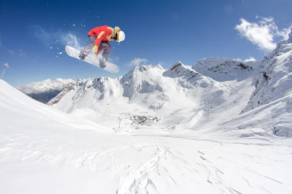 Vliegende snowboarder op de bergen. Extreme sport. — Stockfoto