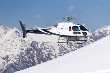 Beyaz kurtarma helikopteri dağlarda