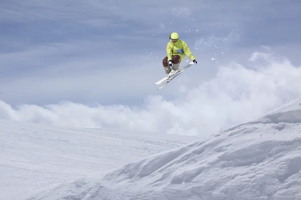 Skieur volant sur les montagnes. Sport extrême. — Photo